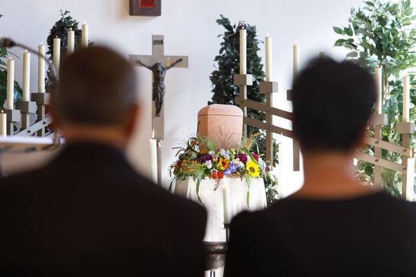 Eine Bestattungsfeier mit einer Urne.