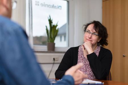 Experten des Diakonischen Werks beraten Klienten.