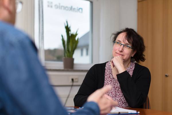 Experten des Diakonischen Werks beraten Klienten.