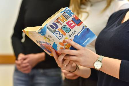 Man sieht Jugendliche in einem Klassenzimmer im Religionsunterricht