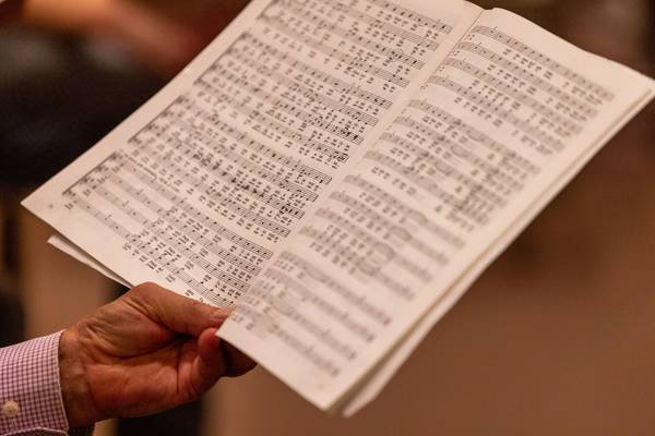 Quelle: Rolf Oeser / fundus-medien.de, Fundus, redaktionell frei verwendbar, 8566 Chorprobe der Kantorei der Evangelischen Kirchengemeinde Frankfurt-Bornheim in der Johanniskirche. Der Blick richtet sich auf Noten, die in der Hand gehalten werden.