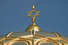 Kuppel mit goldenem Davidsstern der Synagoge in der Oranienburger Straße, Berlin.